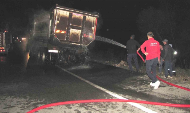 Hisarcık&#039;ta seyir halindeki kamyonun tekerleği patlayıp alev aldı