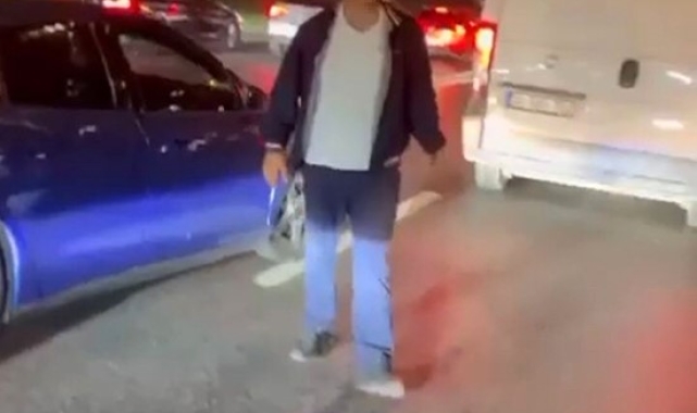 İETT şoförü trafikte sürücünün üstüne yürüdü: O anlar kamerada
