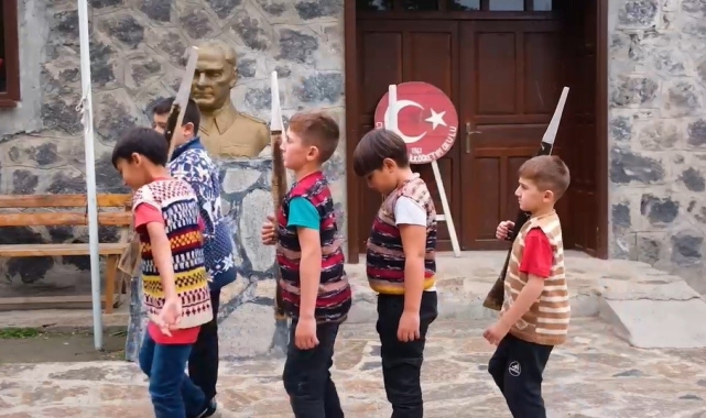 Iğdırlı çocuklar Anıtkabir'deki nöbet değişimini canlandırdı