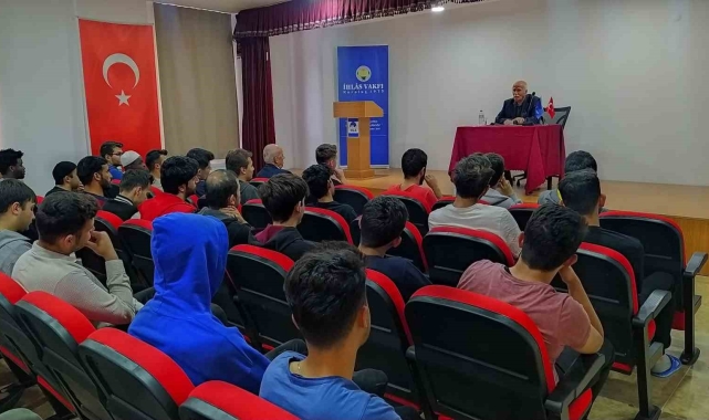İhlas Vakfı Türk Dünyası Koordinatörü Numan Aydogan Ünal, üniversite öğrencileriyle buluştu