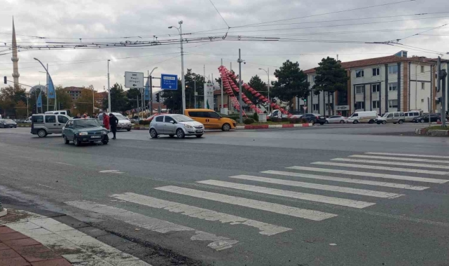 İki aracın karıştığı kazada maddi hasar meydana geldi