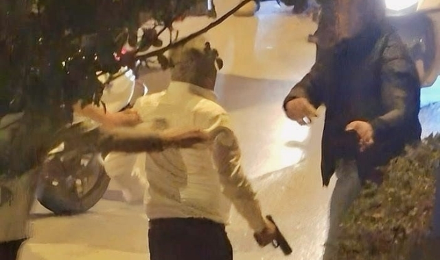 İki grup arasında çıkan kavgada silah çekildi: O anlar kamerada