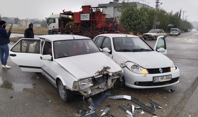 İki otomobil çarpıştı: 3 yaralı