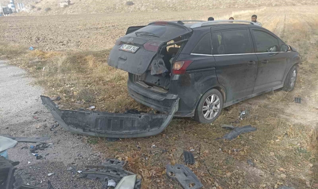 İki otomobilin çarpıştığı kazada 8 kişi yaralandı