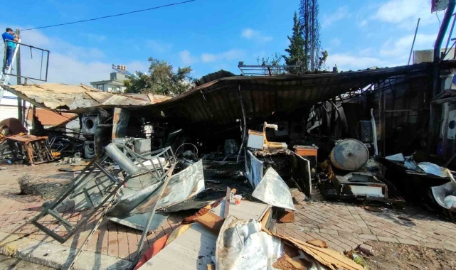 İkinci el spot dükkanı alev alev yandı, 5 milyon lira zarar oluştu