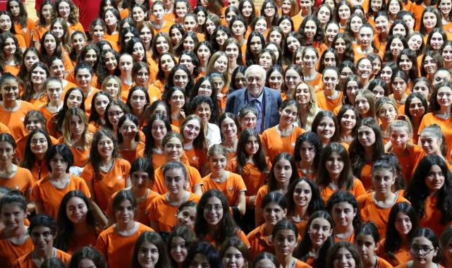 İlber Ortaylı, Eczacıbaşı Geleceğe Smaç 15. Gelişim Turnuvası'nda geleceğin voleybolcularıyla bir araya geldi