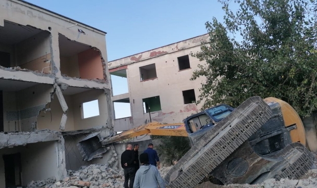 İş makinası yıkım esnasında oluşan yarığa düştü