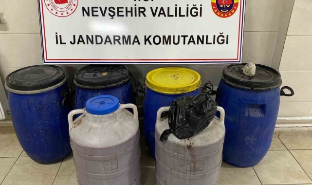 İş yerinde yapılan aramalarda 400 litre kaçak alkol bulundu