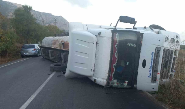 Isparta'da asfalt malzemesi yüklü tır devrildi