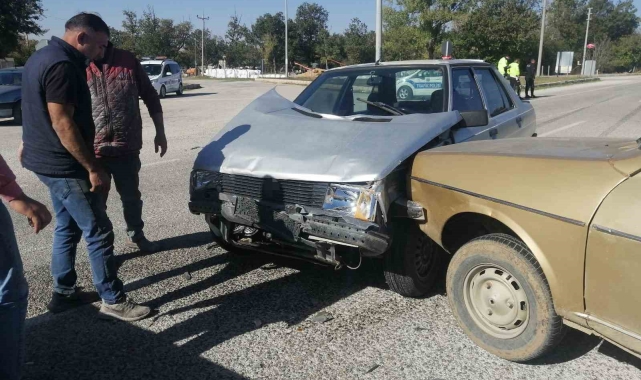 Isparta'da otomobiller çarpıştı: 2 yaralı