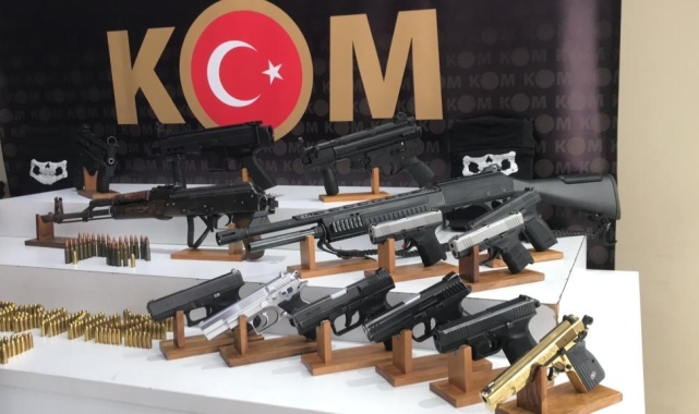 İstanbul merkezli 3 ilde düzenlenen operasyonla yakalanan çete üyeleri adliyeye sevk edildi