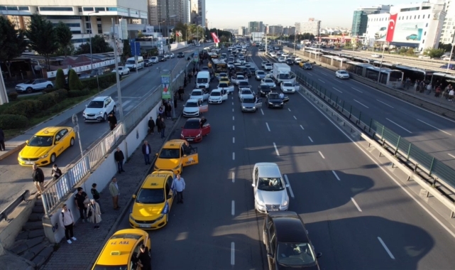 İstanbul&#039;da Ata&#039;ya saygı duruşu