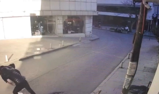 İstanbul'da dehşet anları kamerada: Sebepsiz yere arkadaşını başından bıçakladı