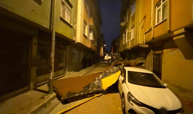 İstanbul'da fırtına etkisini sürdürüyor: Kağıthane'de bir binanın çatısı uçtu