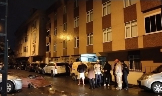 İstanbul'da fırtınada uçan çatı otomobillerin üstüne düştü