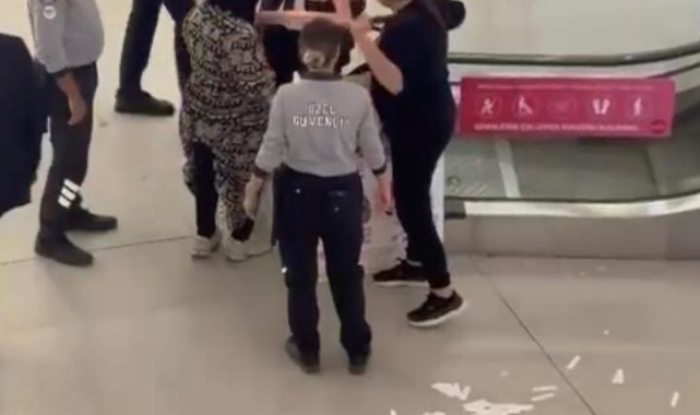 İstanbul'da mağazada yakalanan hırsızların AVM'yi birbirine kattığı anlar kamerada