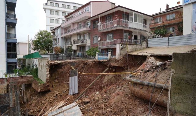 İstinat duvarı çöktü: 4 bina mühürlendi, 83 kişi tahliye edildi