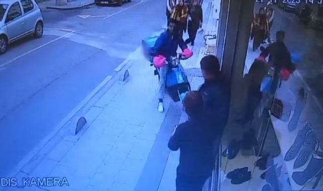 İzinsiz aldığı elektrikli bisikletle kaldırımda bekleyen yayalara çarptı: O anlar kamerada
