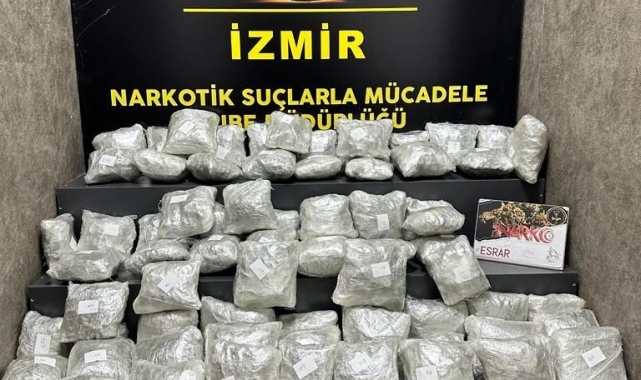 İzmir'de bir kargo firmasında yaklaşık 40 kg esrar ele geçirildi