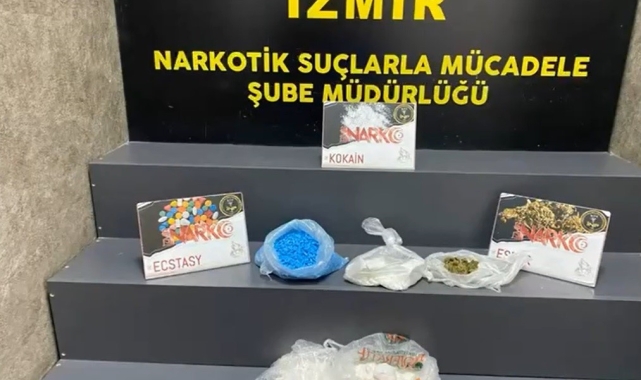 İzmir'de durdurulan araçtan 2 kiloya yakın kokain ele geçirildi