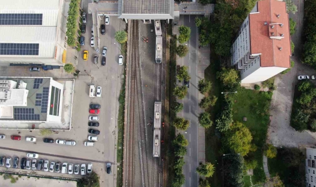 İzmir&#039;de faciadan dönüldü: Raydan çıkan tren duvara çarptı