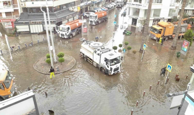 İzmir'de fırtınanın verdiği hasar gün aydınlanınca ortaya çıktı