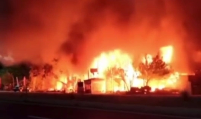 İzmir'de iş yerinde çıkan yangında tüpler patladı