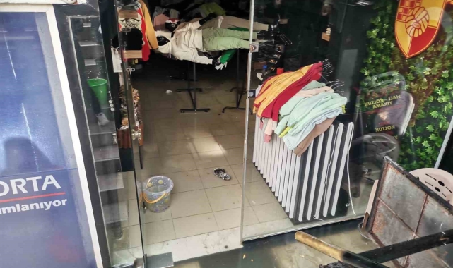 İzmir'de iş yerini su basan esnaf isyan etti: "Esnaf olarak bıktık"