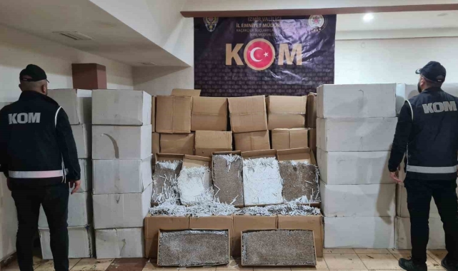 İzmir'de kaçakçılara şok operasyon: 4 milyona yakın makaron ele geçirildi