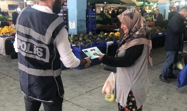 İzmir'de polis 'kadına el kalkamaz' broşürleri dağıttı
