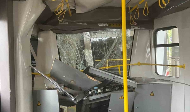 İzmir'de seyir halindeki metro, Sanayi durağında raydan çıkarak duvara çarptı. Bölgeye çok sayıda ekibin sevk edildiği öğrenildi.