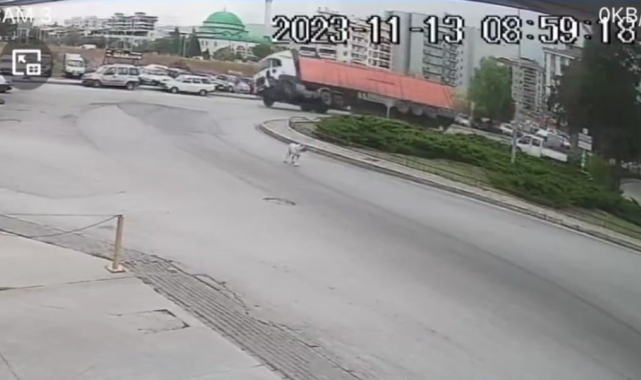 İzmir'de virajı alamayan tır devrildi