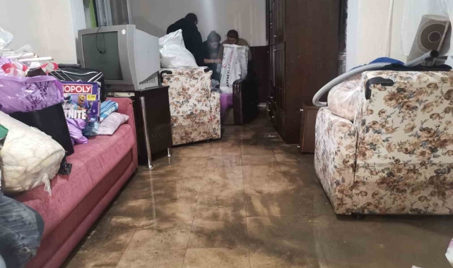İzmir'deki sağanak yağışla dere taştı, su basan evler savaş alanına döndü