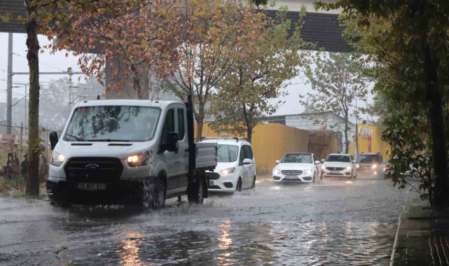 İzmir'i sağanak vurdu: Cadde ve sokaklar göle döndü