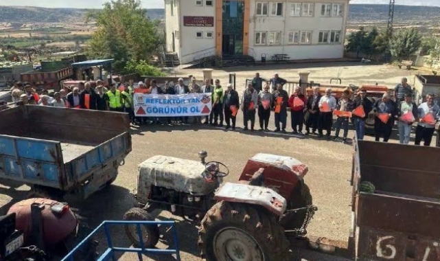 Jandarma 86 traktör sürücüsüne reflektif yelek dağıttı