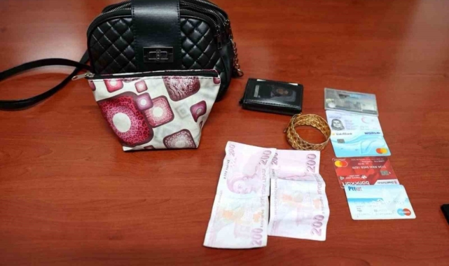 Jandarma bulduğu çantanın izini sürdü, sahibini bulup çantayı teslim etti