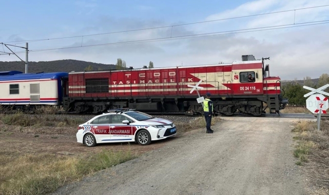 Jandarma ekiplerinden hemzemin geçitlerinde denetim faaliyeti