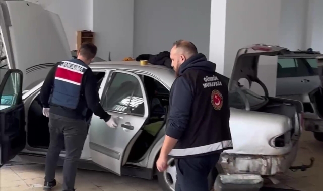Jandarmadan oto tamirhanesine kaçak araç baskını