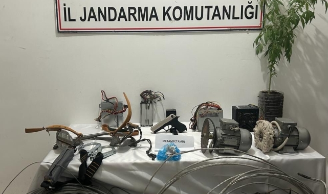 Kablo hırsızları jandarmadan kaçamadı