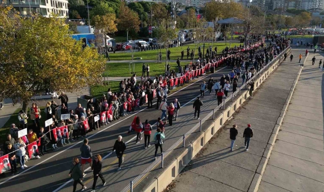 Kadıköy'de binlerce kişi Ata'ya Saygı Zinciri oluşturdu