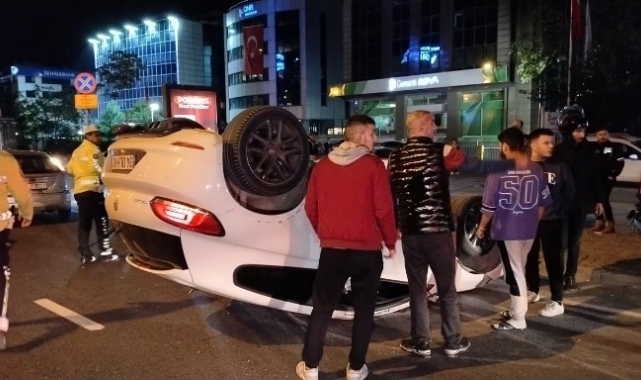 Kadıköy&#039;de makas atan araç takla atarak motosikletin üzerine düştü: 1 ağır yaralı