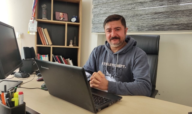 Kafasına göre ilginç dünya günleri tayin ediyor, o günler dünya TT listesine giriyor