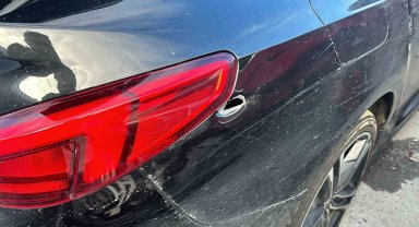 Kağıthane'de otomobile silahlı saldırı: 17 el ateş ettiler, genç başından vuruldu