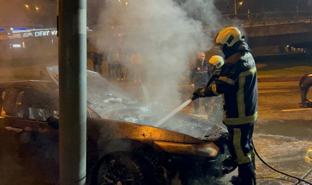 Kaldırıma çarpan otomobil alev aldı, sürücü olay yerinden kaçtı
