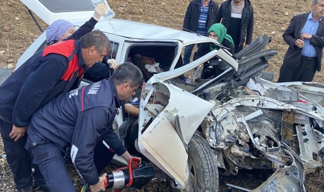 Kamyonet ile otomobil kafa kafaya çarpıştı: 1 ölü, 3 yaralı