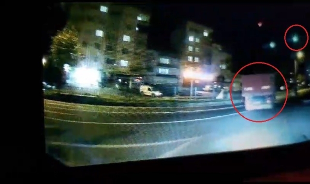 Kamyonet kazası araç kamerasına yansıdı