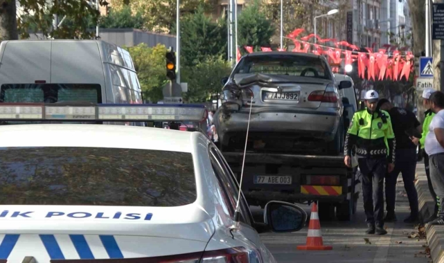 Kamyonet önce duran otomobile, ardından demir parmaklıklara çarptı