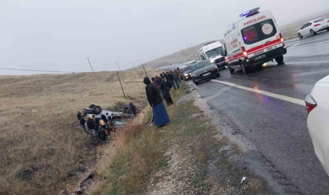 Kamyonet şarampole devrildi: 2 yaralı