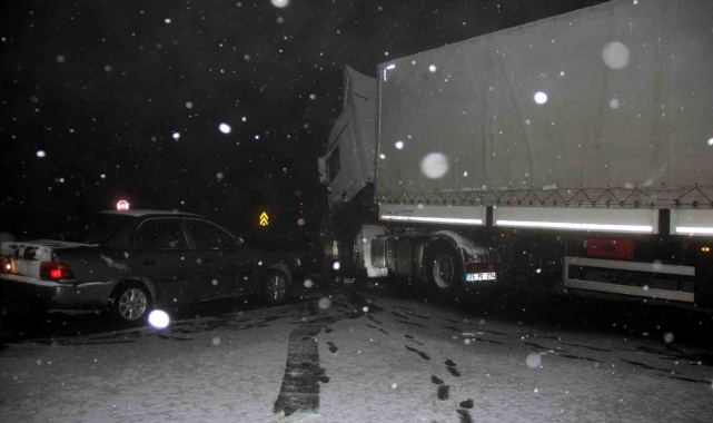 Kar ve tipiden araçlar yolda kaldı