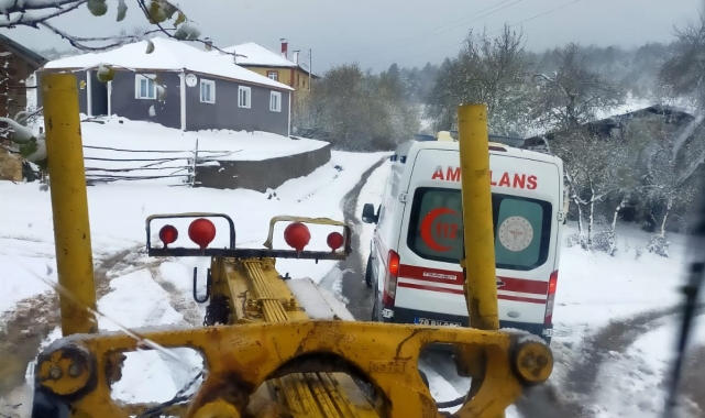 Karabük'te hasta almaya giden ambulans kapanan yolda mahsur kaldı